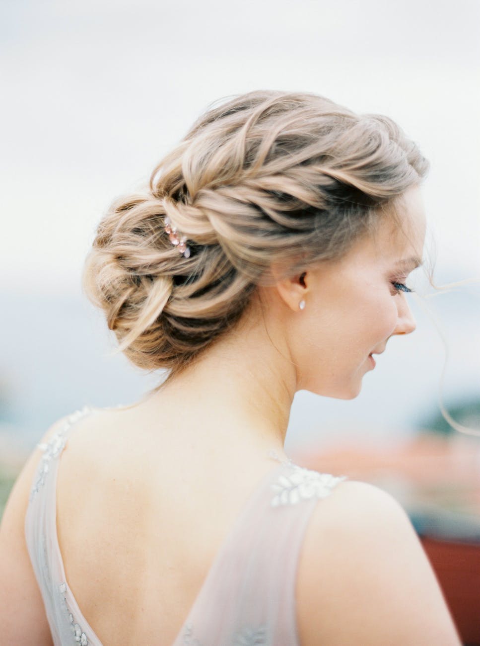 Elegante Hochsteckfrisur für Braut